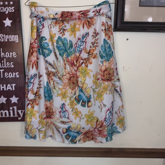 Womens floral skirt by D.E.A. New York - Picture 2 of 2